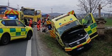 Střet sanitky transportující pacienta s nákladním vozem