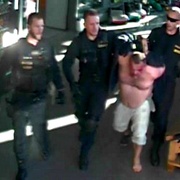 Opilý Slovák útočil na chodce a pak napadl i policistu