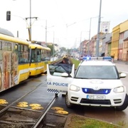 Kouřil v tramvaji a pak ještě zaútočil na dva chlapce