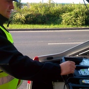 Muže s více než třemi promile museli policisté z auta vytáhnout