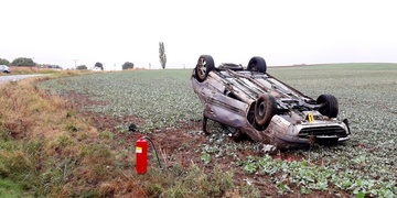 Při dopravní nehodě se osobní vůz převrátil na střechu