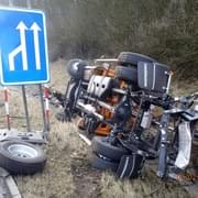 Nákladní automobil se střetl s vozem údržby na dálnici