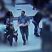 Nepochopitelný útok v OC Olympia šetří policie - poznáte útočníka?