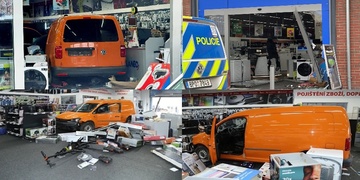 Recidivista řádil jako smyslů zbavený, mimo jiné se autem proboural do prodejny elektra či mladíka napadl plynovkou