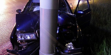Dívka vezoucí stopaře zdemolovala auto o sloup