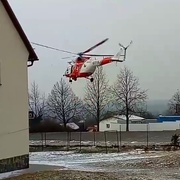 Valník se dřevem tažený traktorem přejel, zavalil a těžce zranil muže