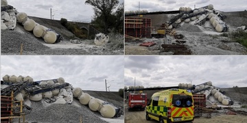 Nákladní vlak vykolejil a vagony se skutálely ze svahu