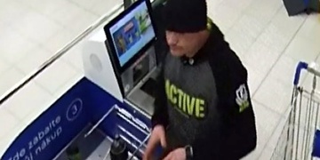 Znáte muže na fotografiích?