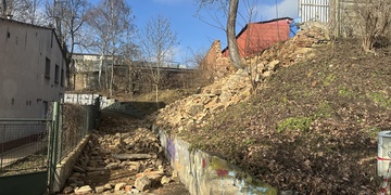 Na cyklostezku nedaleko Papírny se zřítila zeď