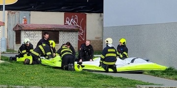 Muž se v šestém patře posadil na parapet okna a začal vyhrožovat sebevraždou