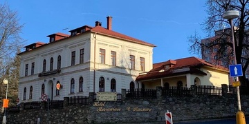 Ženu přepadli a zbili v hotelovém pokoji, skončila v nemocnici