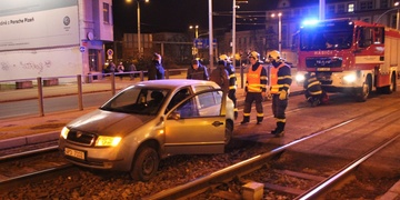 Další auto v kolejišti, tentokrát u Plazy