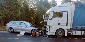 Čelní střet osobního vozu s kamionem