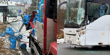Nákladní vůz převážející tlakové láhve se střetl s autobusem