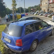 Muž za jízdy usnul a vjel do zaparkovaných vozidel