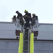 Zfetovaného muže museli ze střechy snést hasiči