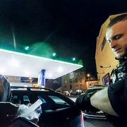 Co mají společného dva řidiči a jezdec na elektrické koloběžce?