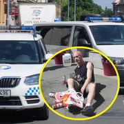 Těžce opilý Polák obsadil chodník před cukrárnou