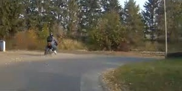 Se dvěma promile ujížděl policistům na kradeném motocyklu