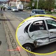 Tramvaj nabrala a na předku doslova odvezla auto