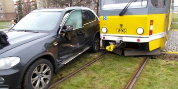 BMW nedalo přednost tramvaji
