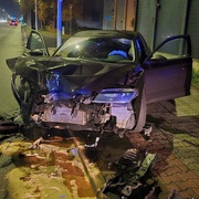 Těžce opilý taxikář naboural do protihlukové bariéry