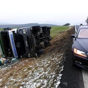 Kamion skončil na boku v poli, škoda dosáhla dvou set tisíc