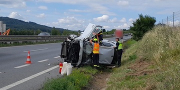 Vůz zdemoloval několik desítek metrů oplocení a poté se převrátil