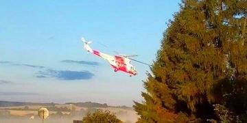 Obytný vůz srazil cyklistu, řidička zase na D5 narazila do svodidel