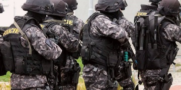 Policisté z Krajské zásahové jednotky v noci lovili muže z řeky 