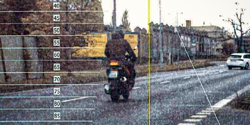 Motorkář se zákazem řízení jel na padesátce 108 km/h a řidič auta pak dokonce 114 km/h