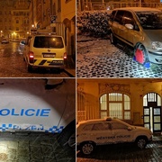 Neznámý řidič najel do vozů strážníků a z místa ujel