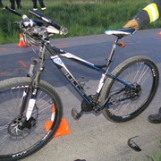 Cyklistu v bezvědomí transportoval vrtulník