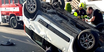 Řidič naboural do dvou aut a poté se sám se svým vozidlem převrátil