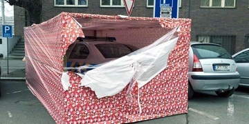 Čtyři Santa Klausové policii zabalili auto jako dáreček!