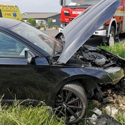 Řidička vyjela ze silnice a s vozem narazila do mostku