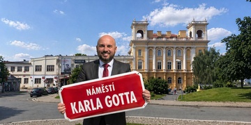 Karel Gott má v Plzni své náměstí