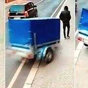 Chodce smetl odpojený přívěsný vozík, muž utrpěl těžká zranění a musel pro něj letět záchranářský vrtulník