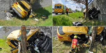 Řidička zasekla své auto mezi zeď a strom