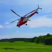 Řidič srazil, těžce zranil motorkáře a z místa pak ujel