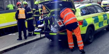 Policie pátrá po muži, který napadl seniorku na zastávce MHD v Plzni