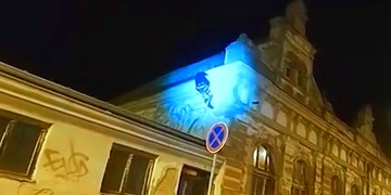 Kdopak to loupe perníček na střeše policejní stanice?