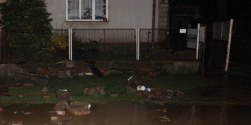 Příval vody z bouřky pobořil zeď a zaplavil zahrady i auta