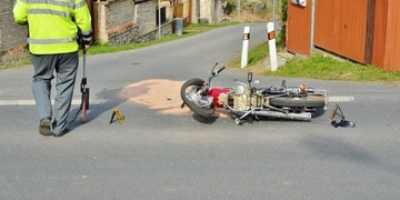 Šestnáctiletý motocyklista najel do auta