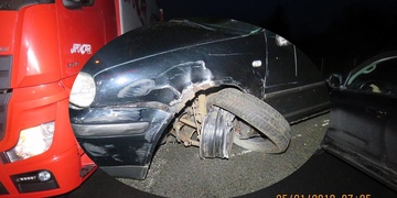 Těžce opilá žena narazila do protijedoucího náklaďáku