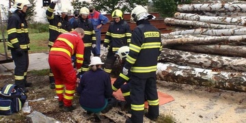 Klády zavalily muže