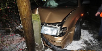 Řidička dostala smyk a havarovala do sloupu