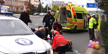 O život sražené ženy bojovala kolemjdoucí záchranářka i strážníci městské policie
