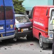 Vážná dopravní nehoda – řidička srazila a těžce zranila pošťáka