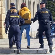Mladá žena, která ubodala nevlastního dědečka, je stíhána vazebně